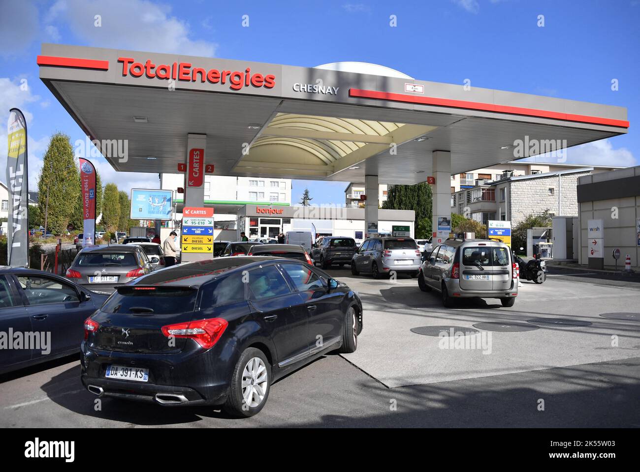 Motorist take the line at a gas station on October 6, 2022 in le