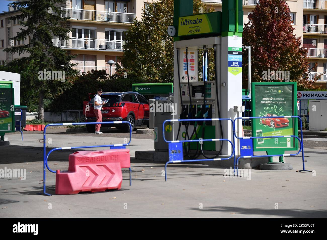 French petrol station hi-res stock photography and images - Page 7 - Alamy