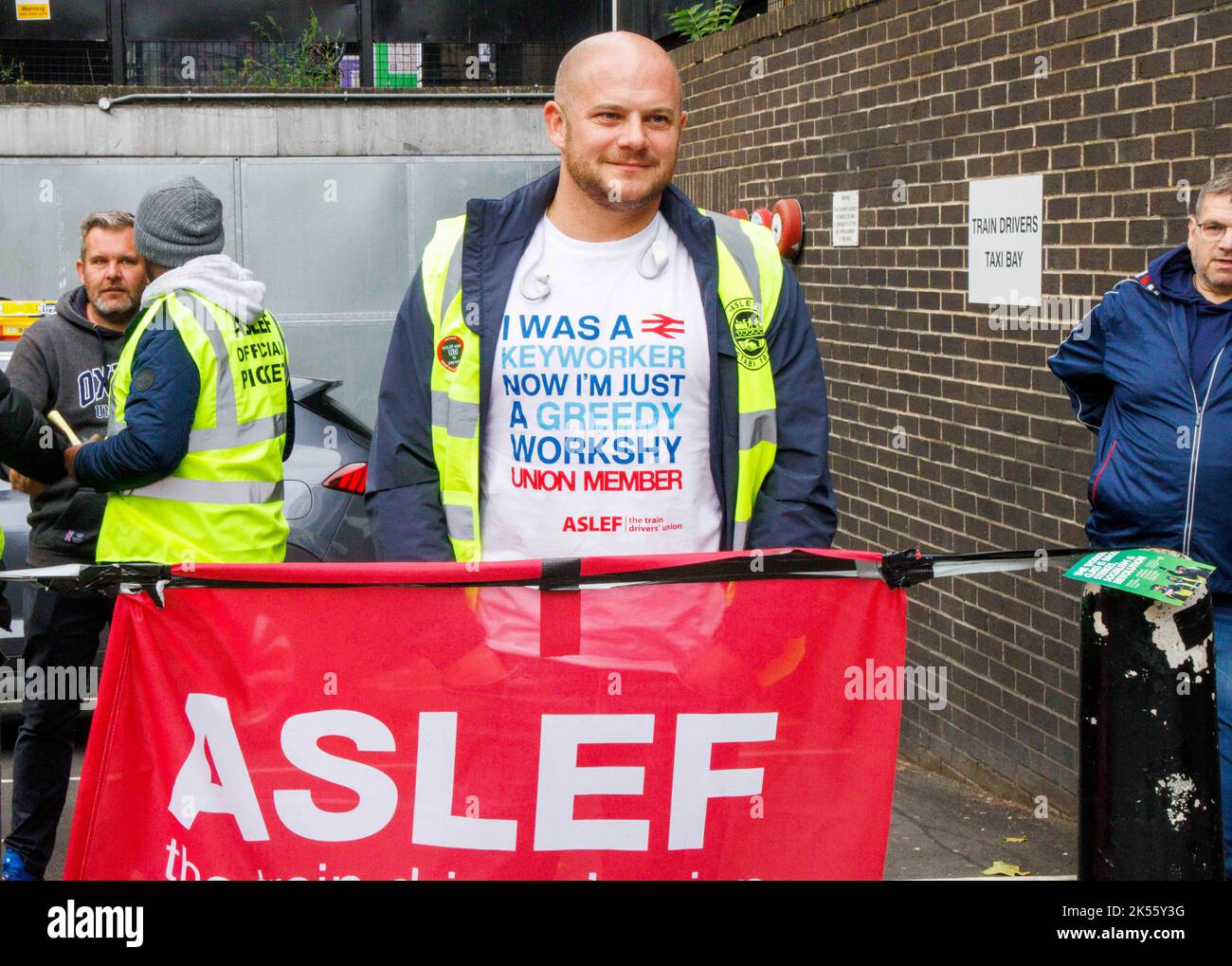 London, UK. 5th Oct, 2022. A picket at Euston with a T shirt that reads ÔI was a keyworker, now IÕm just a greedy workshy Union MemberÕ. Deserted stations at London Mainline statiobs as drivers take strike action. 9,000 member sof ASLEF take 24 hour strike action over pay and conditions. They are demanding better pay and conditions. Credit: Karl Black/Alamy Live News Stock Photo