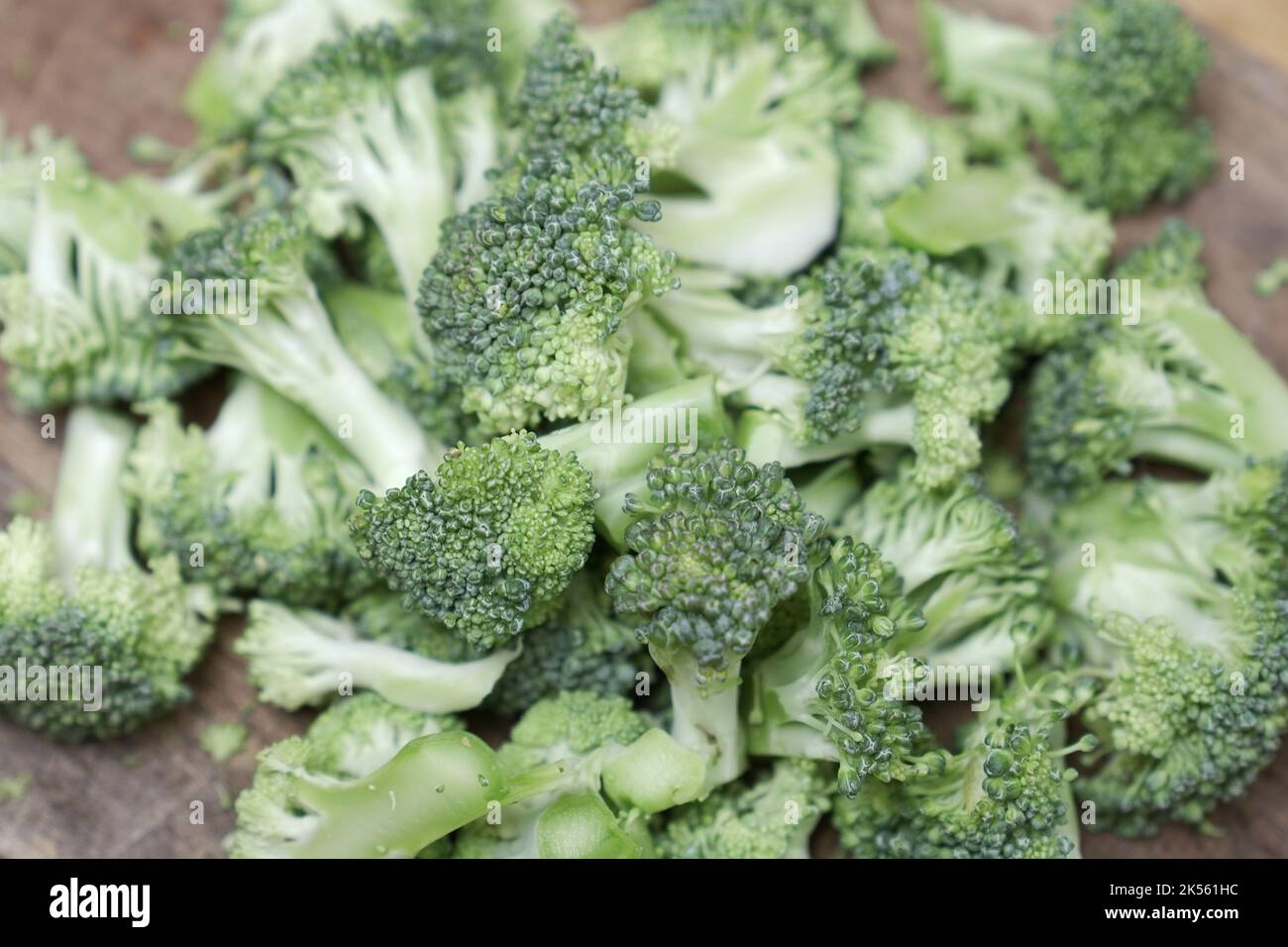 Broccoli Table broccoli on a wooden table Stock Photo - Alamy