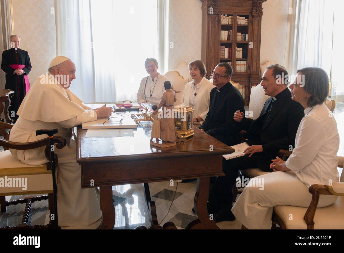 Vatican, Vatican. 06th Oct, 2022. Italy, Rome, Vatican, 22/10/06 Pope Francis receives in audience the menbers of the Communauté du Chemin Neuf at the Vatican Photograph by Vatican Media/Catholic Press Photo. RESTRICTED TO EDITORIAL USE - NO MARKETING - NO ADVERTISING CAMPAIGNS Credit: Independent Photo Agency/Alamy Live News Stock Photo