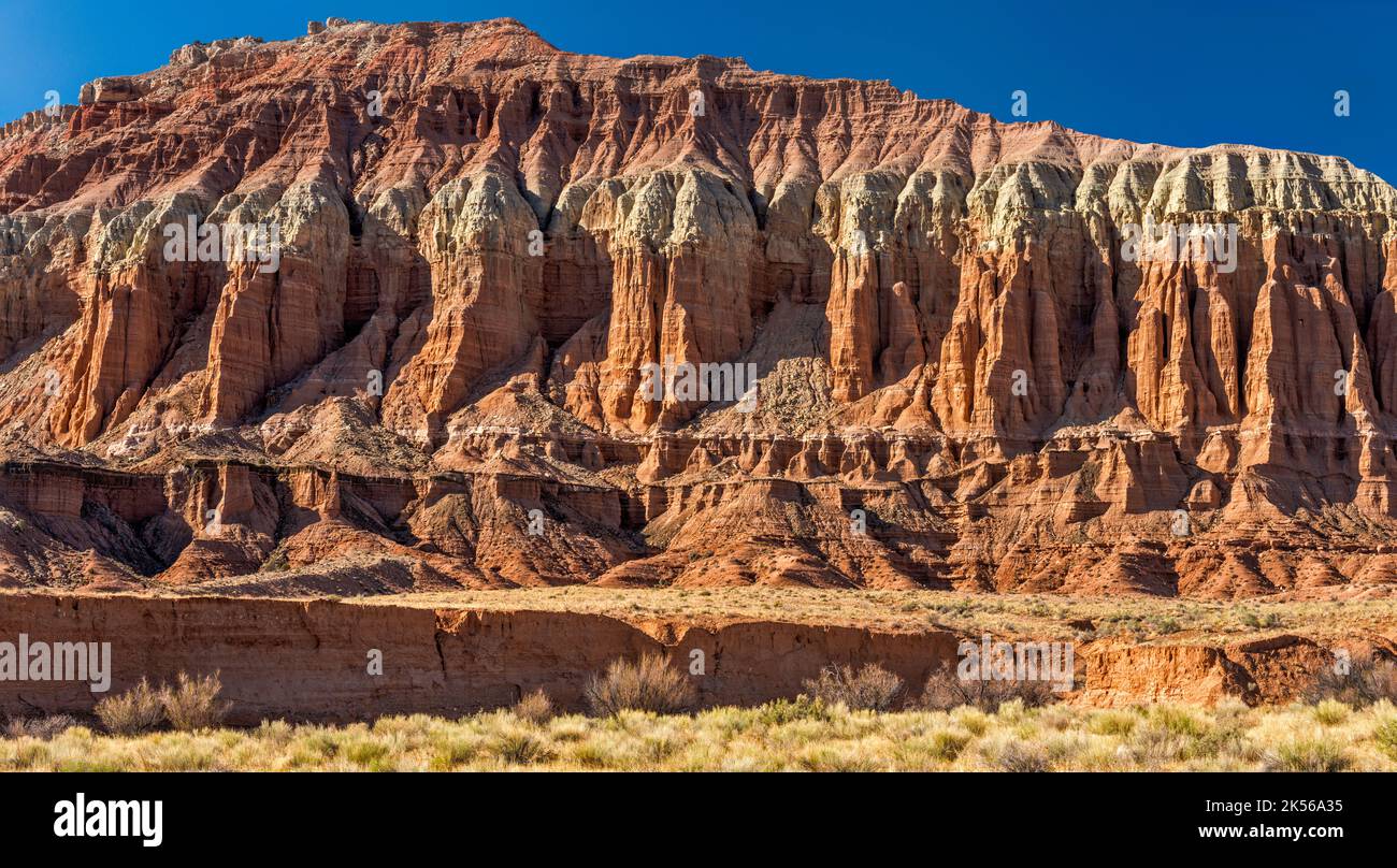 Entrada Sandstone and Curtiss Sandstone fluted cliffs, over Middle Desert Wash, Cathedral Valley Road, Middle Desert, Capitol Reef National Park, Utah Stock Photo