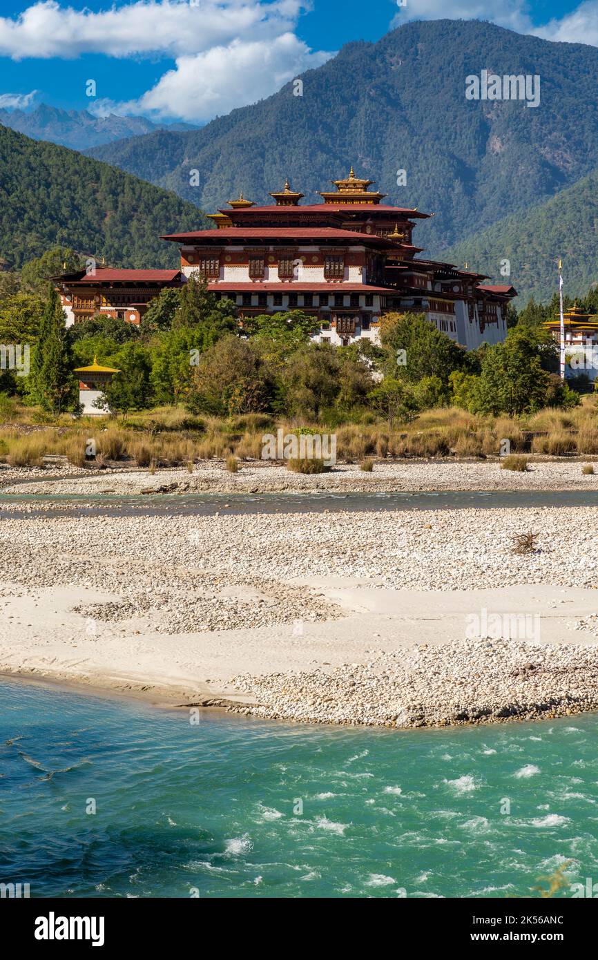 Punakha, Bhutan.  Punakha Dzong (Fortress/Monastery).  Mo River in Foreground. Stock Photo