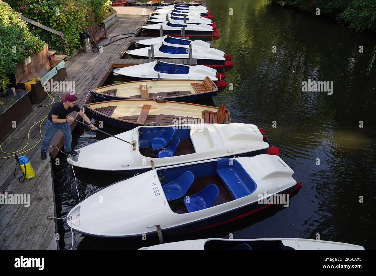 Hamburg, Germany. 06th Oct, 2022. Employee Dom from the boat rental on