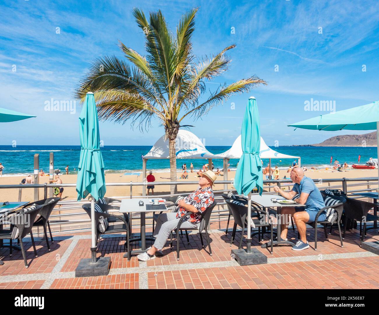 Las Palmas, Gran Canaria, Canary Islands, Spain. 6th October, 2022. Tourists, many from the UK, basking in glorious sunshine on the city beach in Las Palmas on Gran Canaria; a popular winter sun destination for many British holidaymakers. Credit: Alan Dawson/ Alamy Live News. Stock Photo