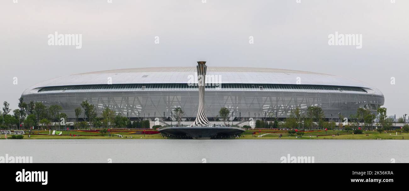 Dong’an Lake Sports Park, Chengdu, China - 4th October 2022: Panoramic shot of the torch tower in front of the vast Dong’an Stadium, one of the main v Stock Photo