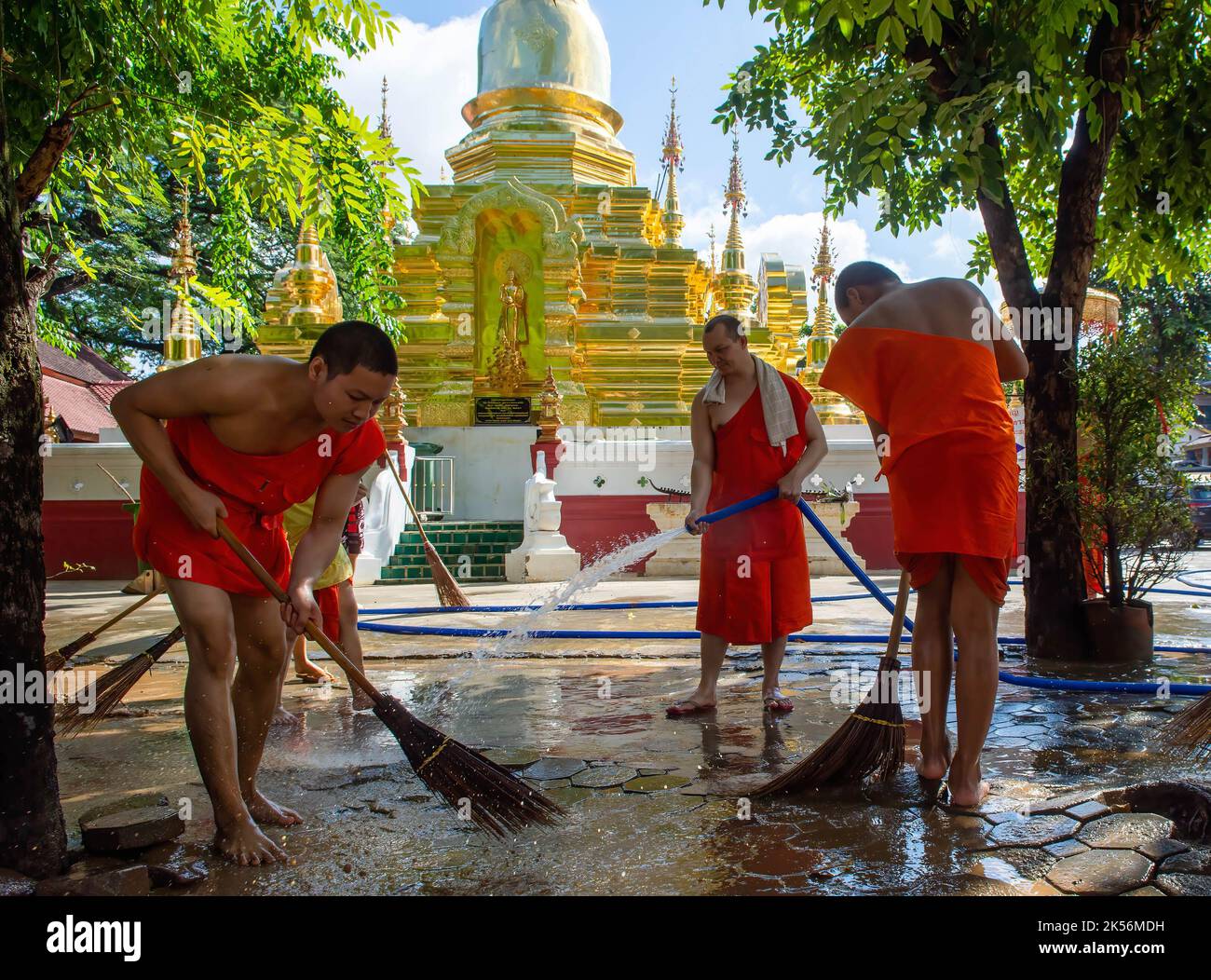 Monks clean up a temple in Chiang Mai's Muang district during the aftermath. The flood situation at Chiang Mai in the northern part of Thailand comes to an ease with decreasing water levels. The floods damaged commercial areas, the Chang Khlan Road and the Night Bazaar. (Photo by Pongmanat Tasiri / SOPA Images/Sipa USA) Stock Photo