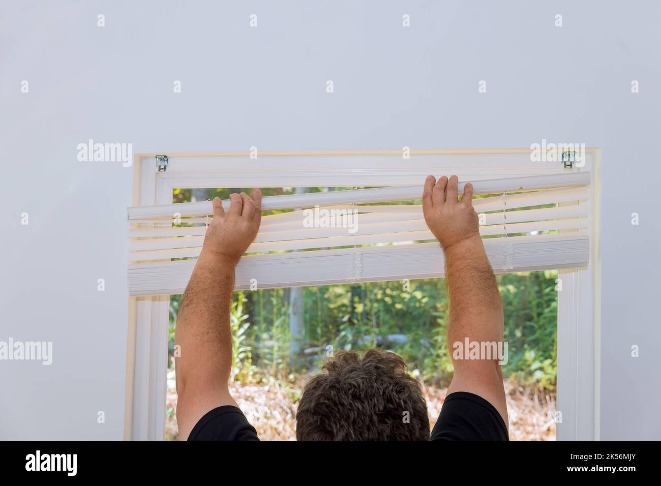 Installing blinds hires stock photography and images Alamy