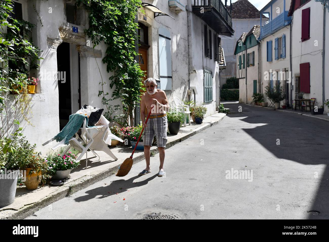 Man cleaning home historic hires stock photography and images Alamy
