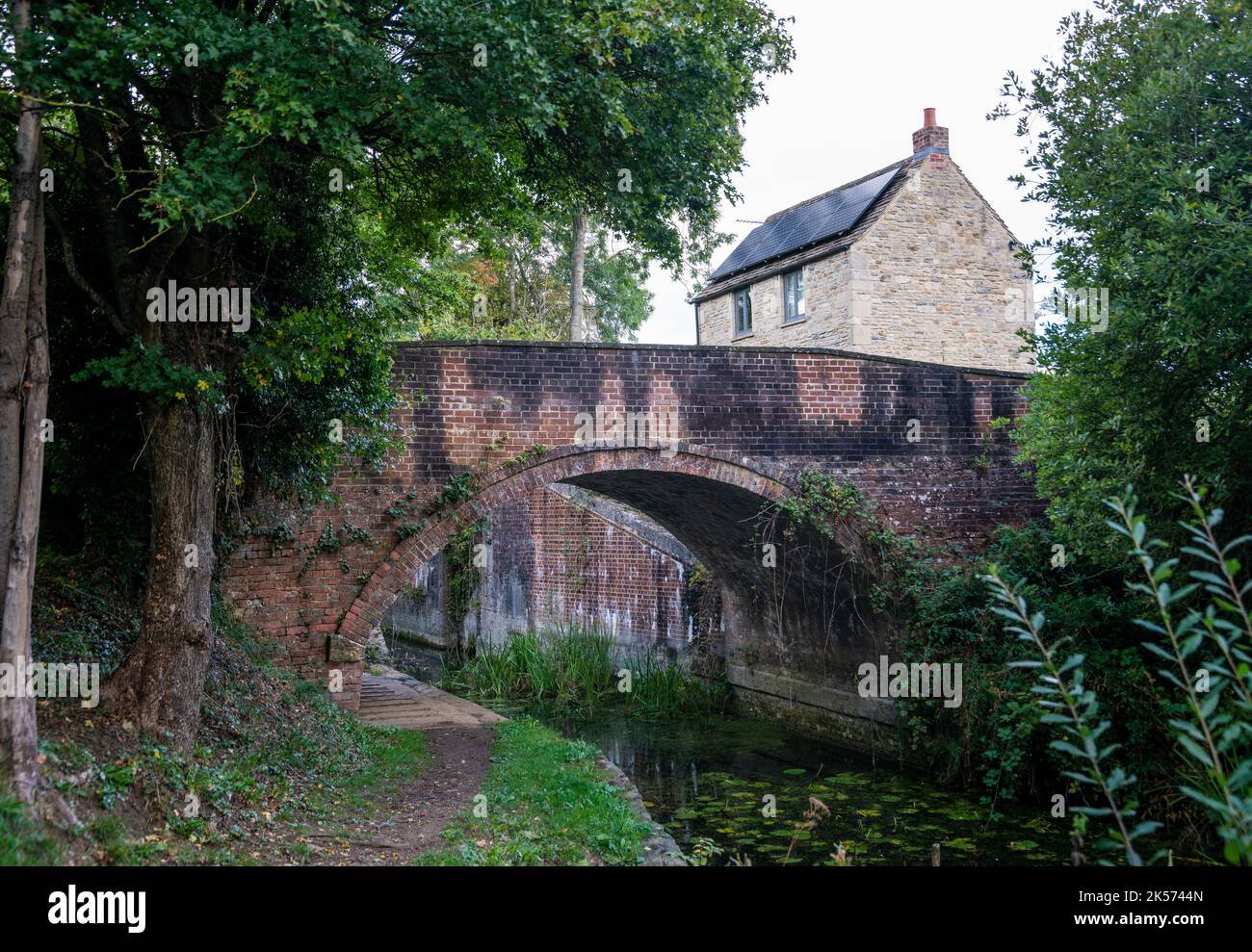 Wildmoorway Lower Lock Bridge and Lock Keepers cottage on the Severn - Thames Canal, Cerney Wick, England United Kingdom Stock Photo