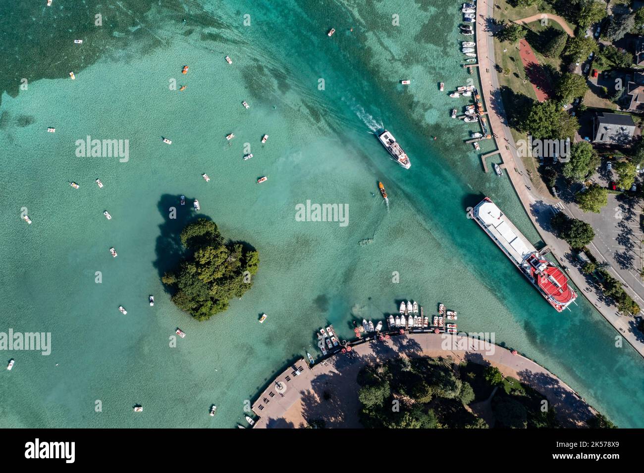 France, Haute-Savoie (74), Annecy, (aerial view) the Ile aux Cygnes and the entrance of the legendary boat 'Libellule' in the Thiou canal Stock Photo