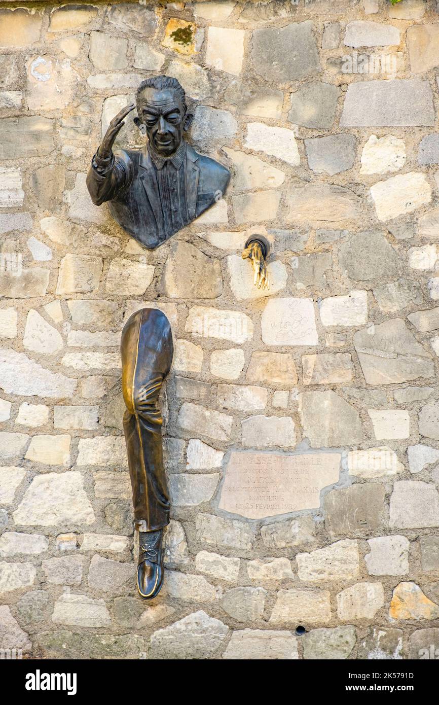 France, Paris, Montmartre, Passe-Muraille statue fixed in the wall of Place Marcel Aymé, created by actor Jean Marais in homage to the work of writer Marcel Aymé Stock Photo