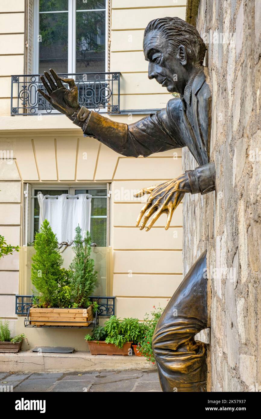 France, Paris, Montmartre, Passe-Muraille statue fixed in the wall of Place Marcel Aymé, created by actor Jean Marais in homage to the work of writer Marcel Aymé Stock Photo