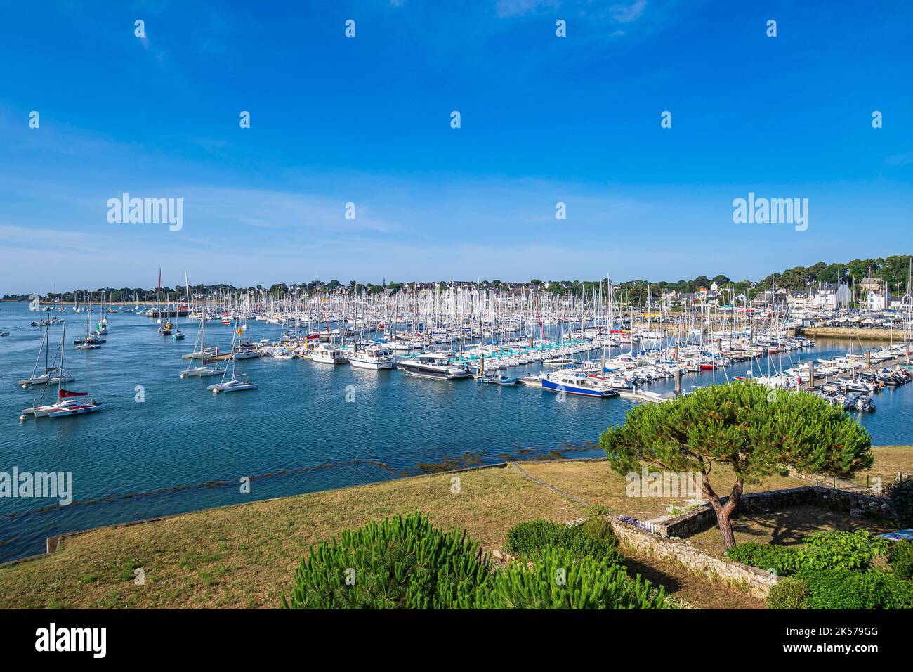 France, Morbihan, La Trinite-sur-Mer, stage on the coastal footpath or GR 34 long-distance path, the port Stock Photo