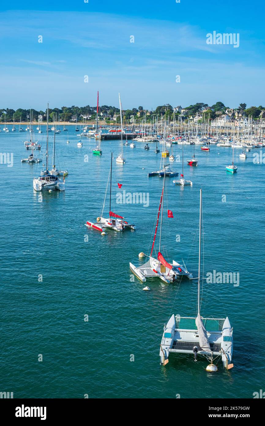 France, Morbihan, La Trinite-sur-Mer, stage on the coastal footpath or GR 34 long-distance path, the port Stock Photo