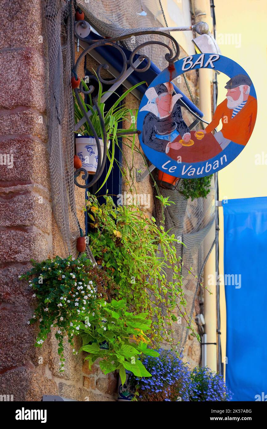 France, Finistère (29), Concarneau, enseigne de commerce dans la Ville Close, cité fortifiée des XVe et XVIe siècles remaniée par Vauban au XVIIe siècle Stock Photo