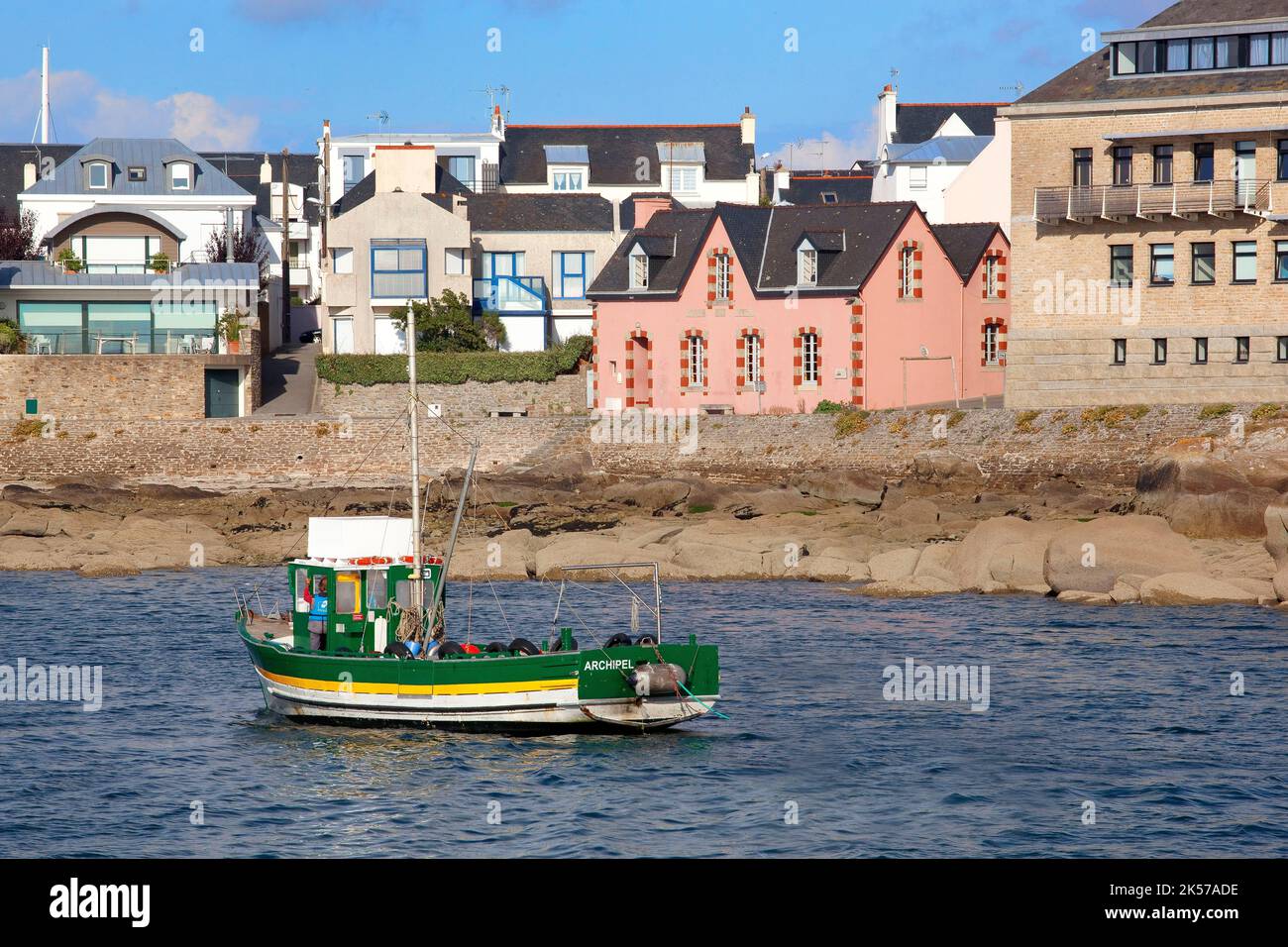 France, Finistère (29), bateau de pêche sur le port de Concarneau, la Ville Close, cité fortifiée des XVe et XVIe siècles remaniée par Vauban au XVIIe siècle Stock Photo