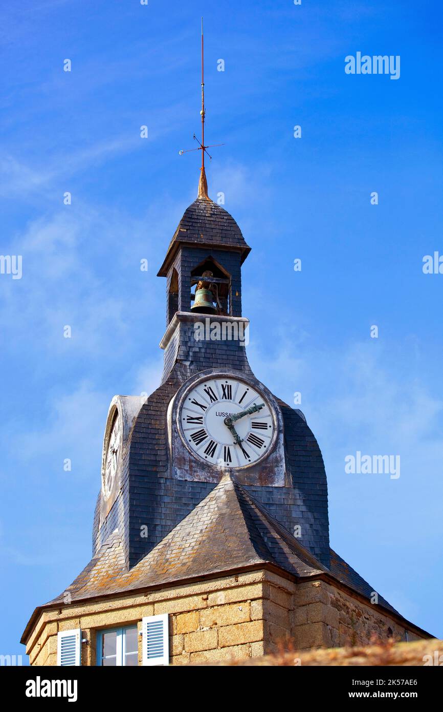 France, Finistère (29), Concarneau, l'horloge du beffroi de la Ville Close, cité fortifiée des XVe et XVIe siècles remaniée par Vauban au XVIIe siècle Stock Photo