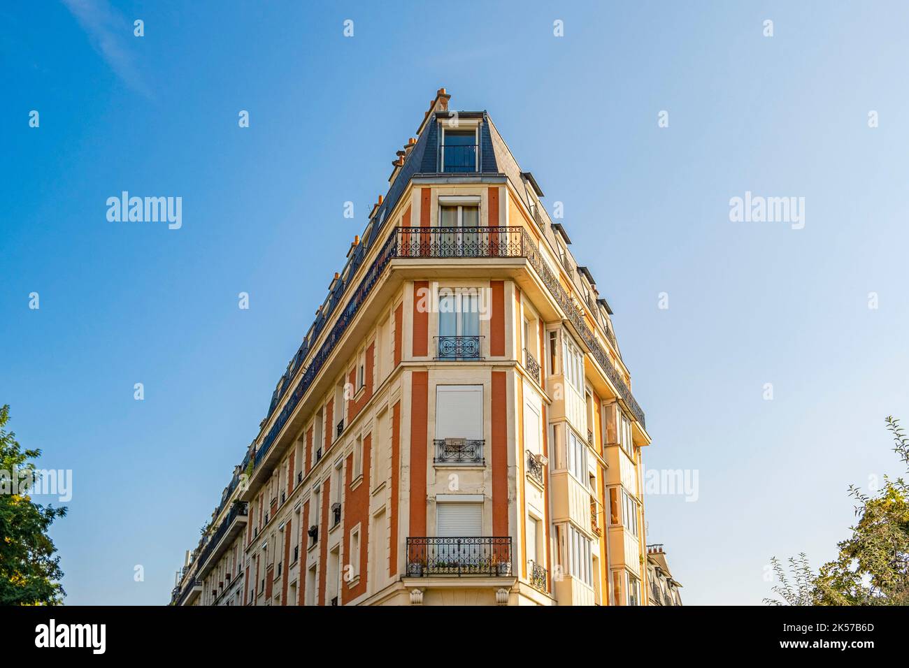 France, Paris, Butte Montmartre, building on Rue Lamarck Stock Photo