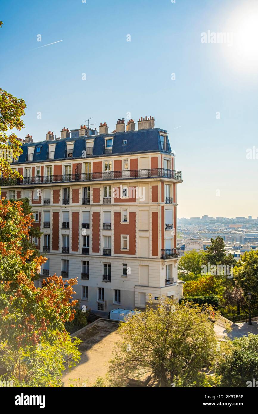 France, Paris, Butte Montmartre, building on Rue Lamarck Stock Photo