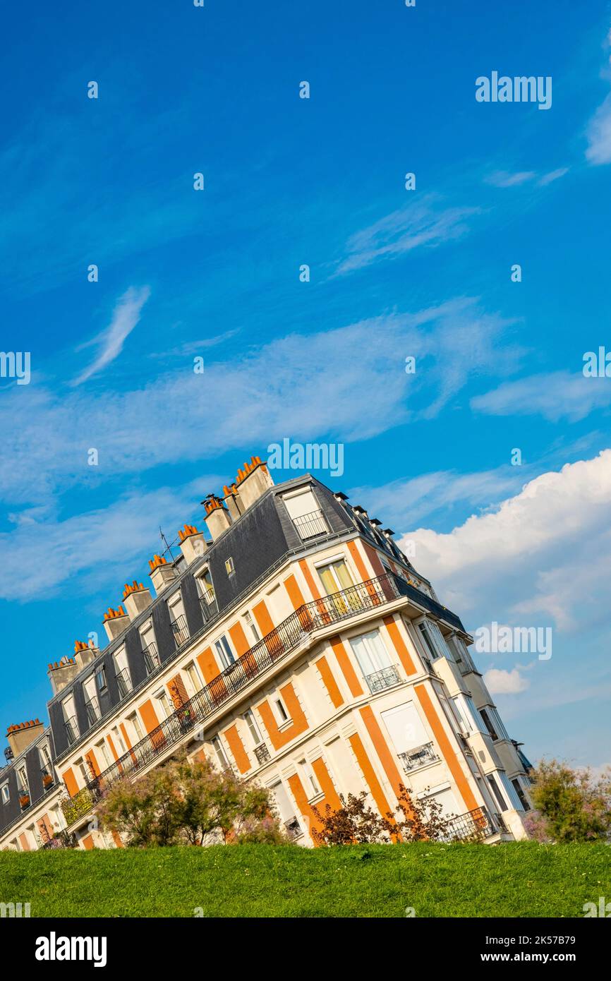 France, Paris, Butte Montmartre, building on Rue Lamarck Stock Photo