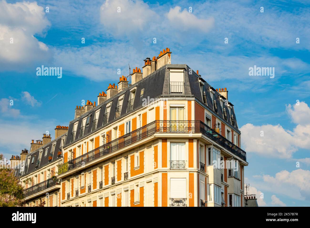 France, Paris, Butte Montmartre, building on Rue Lamarck Stock Photo
