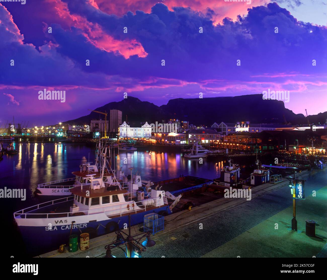 VICTORIA & ALFRED WATERFRONT TABLE MOUNTAIN CAPE TOWN SOUTH AFRICA Stock Photo