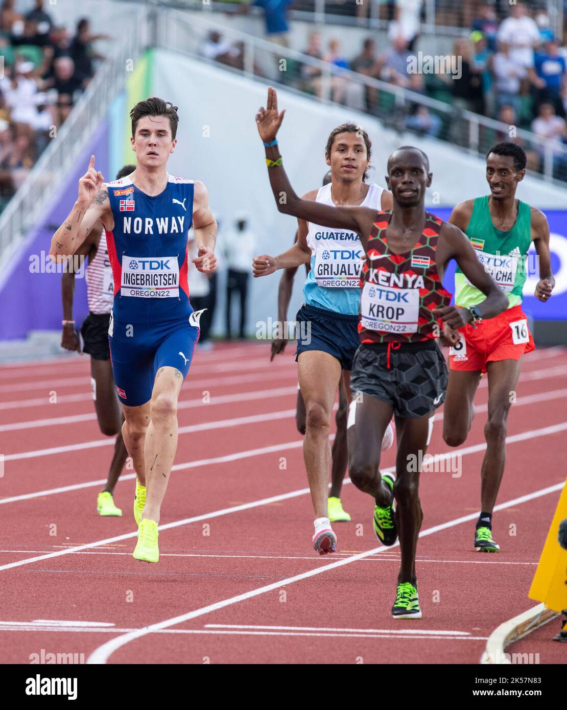 Jakob Ingebrigtsen of Norway and Jacob Krop of Kenya competing in the men’s 5000m heats at the World Athletics Championships, Hayward Field, Eugene, O Stock Photo