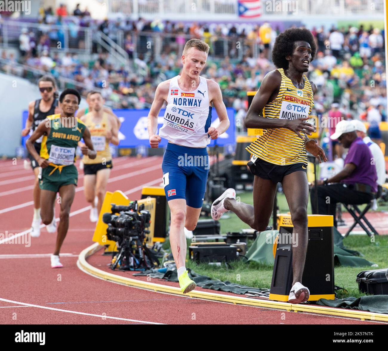 Narve Gilje Nordas of Norway and Mohamed Mohumed of Germany competing in the men’s 5000m heats at the World Athletics Championships, Hayward Field, Eu Stock Photo