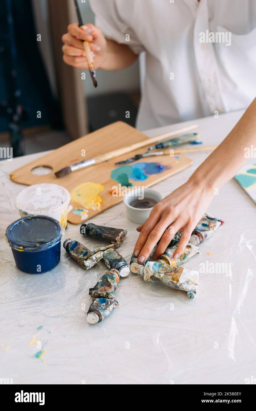 Artist hands art hires stock photography and images Alamy