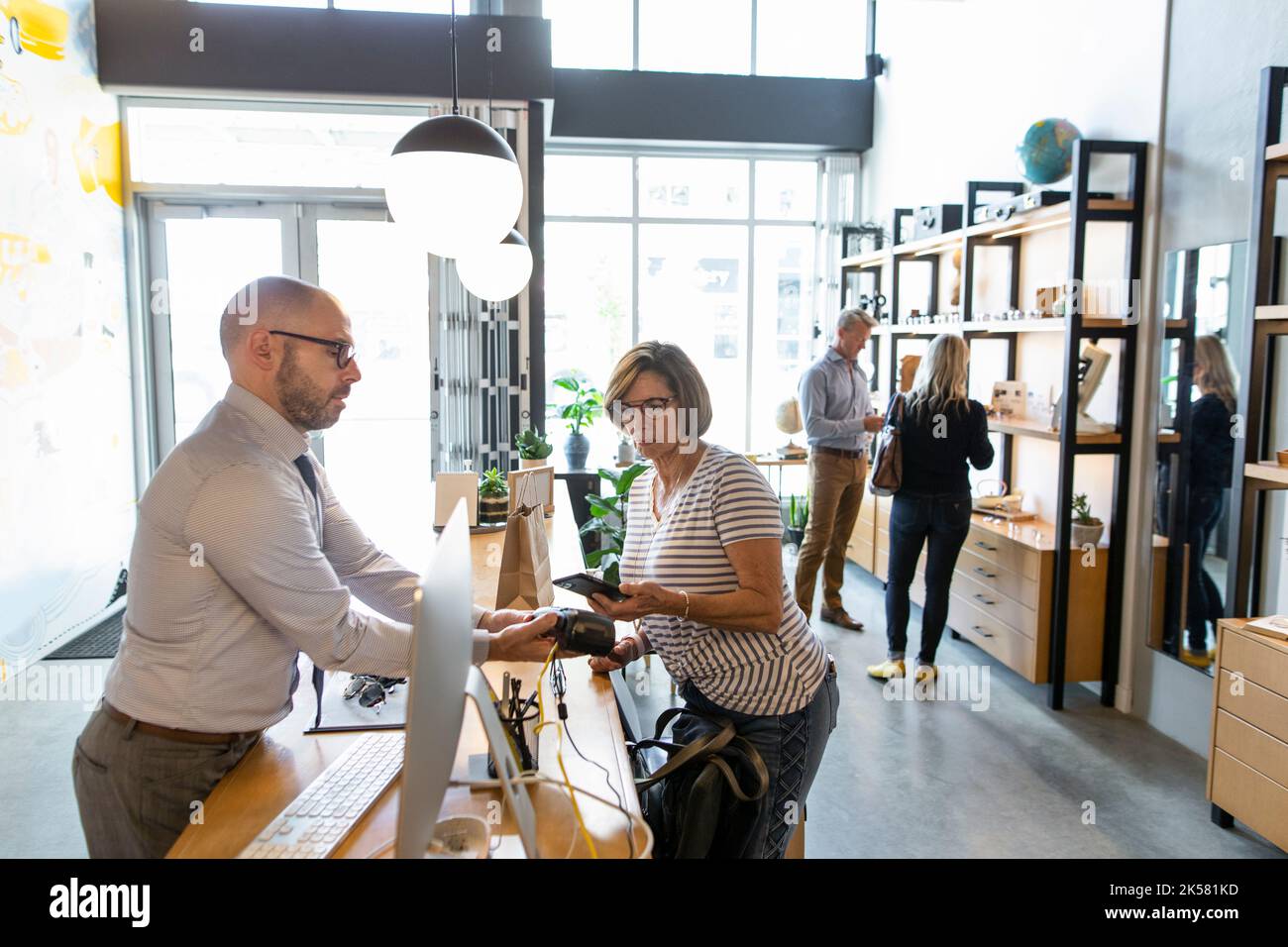 Optical store people talking hires stock photography and images Alamy