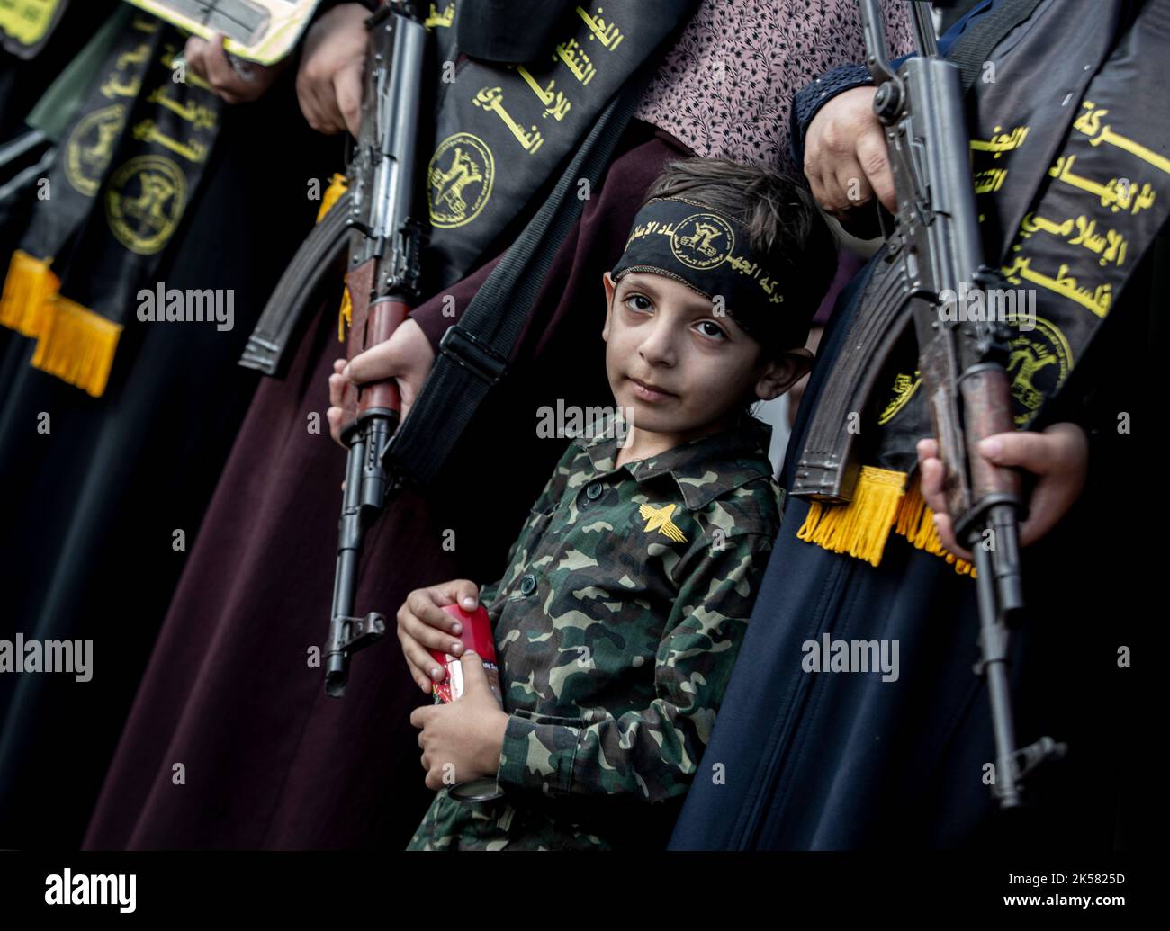 Palestinian Territories, Gaza Strip. October 06th 2022. Armed fighters from Al-Quds Brigades, the military wing of Islamic Jihad, participate in an anti-Israel military parade on the 35th anniversary of the launch of the Islamic Jihad movement in Khan Yunis, southern Gaza. Stock Photo