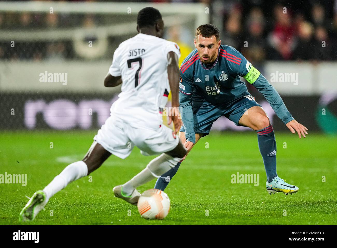 Herning - Pione Sisto of FC Midtjylland, Orkun Kokcu of Feyenoord during the match between FC Midtjylland v Feyenoord at MCH Arena on 6 October 2022 in Herning, Denmark. (Box to Box Pictures/Tom Bode) Stock Photo