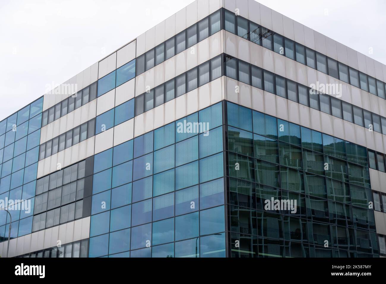 Window glass facade of an office building Stock Photo - Alamy