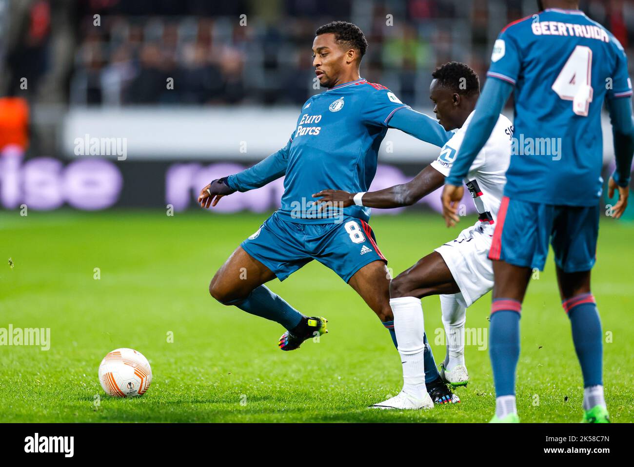 HERNING, DENMARK - OCTOBER 6: Quinten Timber of Feyenoord, Pione Sisto of FC Midtjylland during the Group F - UEFA Europa League match between FC Midtjylland and Feyenoord at Messecenter Herning Arena on October 6, 2022 in Herning, Denmark (Photo by Anders Kjaerbye/Orange Pictures) Stock Photo