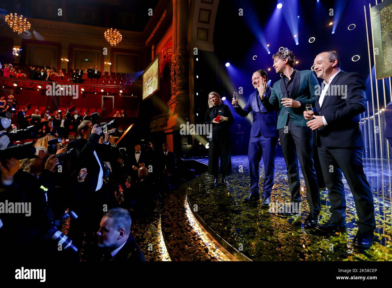 20221006 215025 AMSTERDAM Even Tot Hier (BNNVARA) wins the Gouden TelevizierRing for best