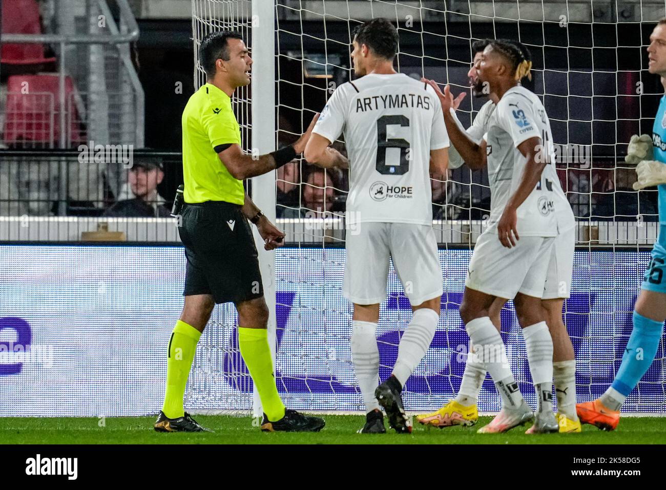 ALKMAAR, NETHERLANDS - OCTOBER 6: referee Rohit Saggi gives a penalty but Panagiotis Artymatas of Apollon and Euclides Cabral of Apollon protest against the panalty during the UEFA Europa Conference League match between AZ and Apollon at AFAS Stadion on October 6, 2022 in Alkmaar, Netherlands (Photo by Patrick Goosen/Orange Pictures) Stock Photo