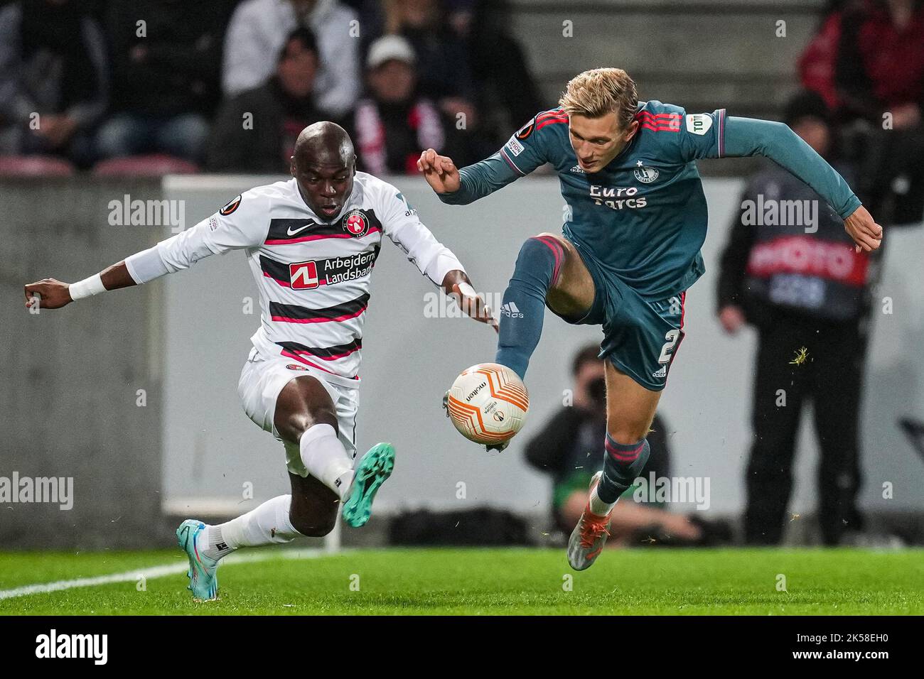 Herning - Pione Sisto of FC Midtjylland, Marcus Holmgren Pedersen of Feyenoord during the match between FC Midtjylland v Feyenoord at MCH Arena on 6 October 2022 in Herning, Denmark. (Box to Box Pictures/Yannick Verhoeven) Stock Photo