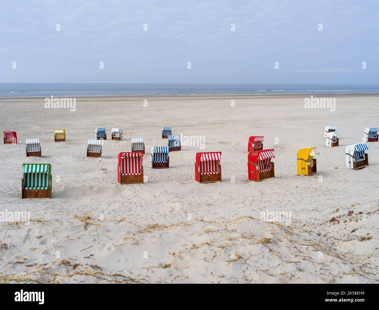 Strandkörbe in der Dünenlandschaft auf der Insel Juist, Nordsee, Niedersachsen, Deutschland Stock Photo
