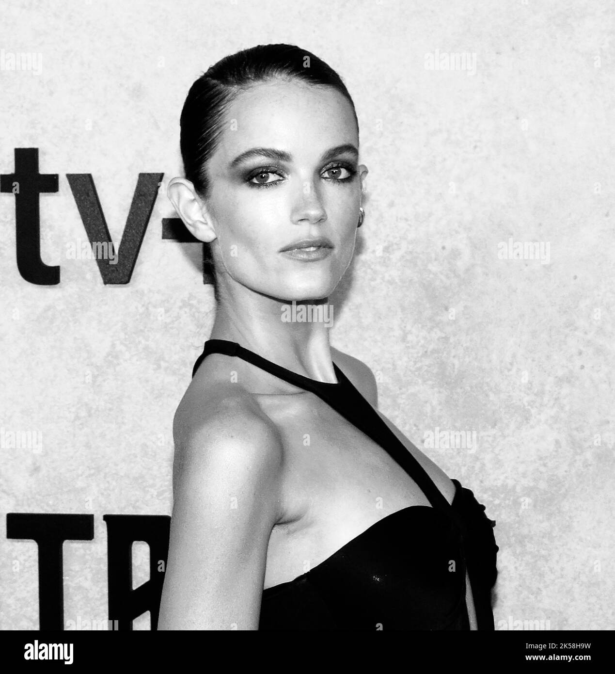 Los Angeles, CA, Oct 3, Elektra Kilbey attends Apple Shantaram premiere