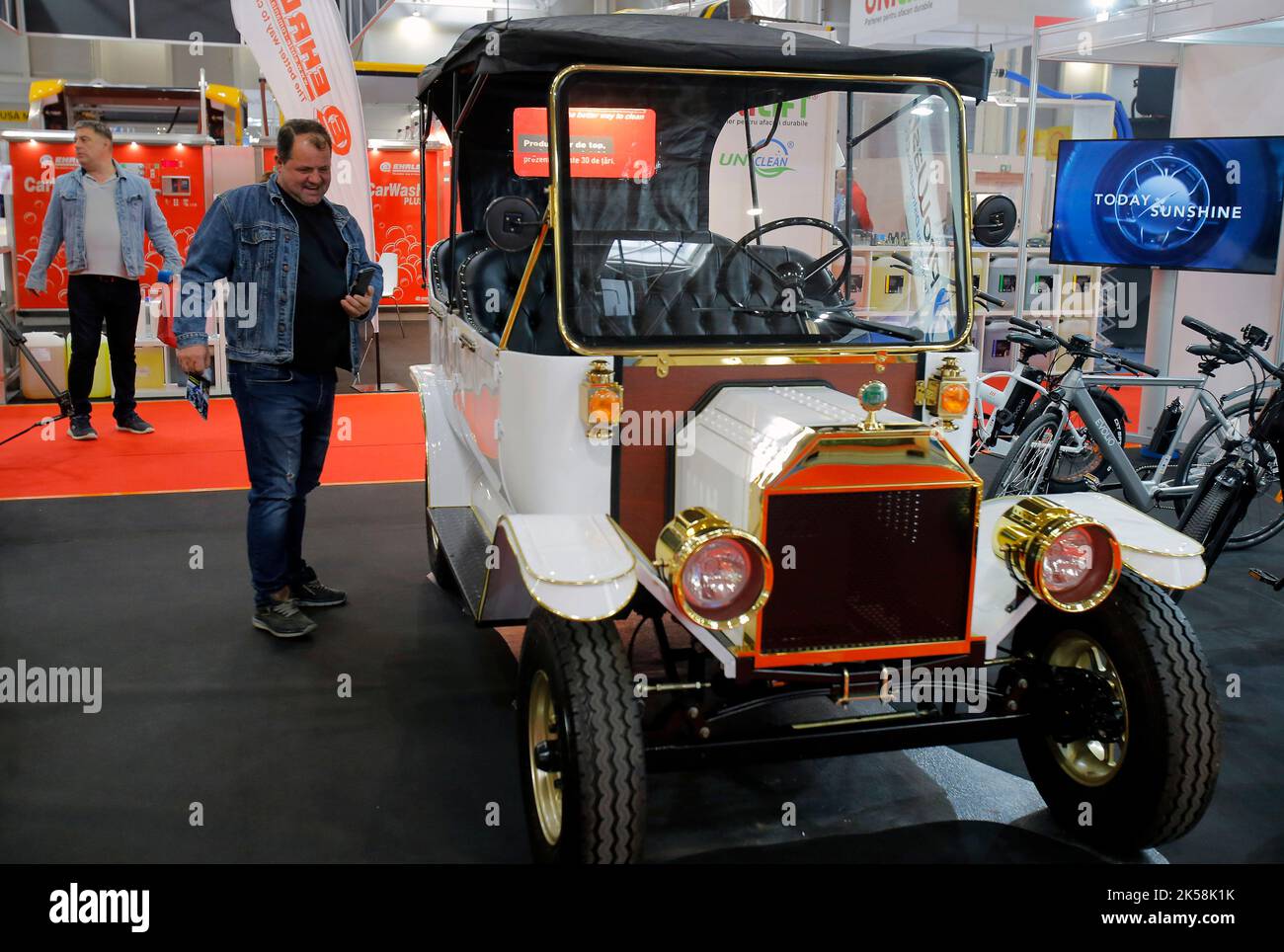 Bucharest, Romania. 6th Oct, 2022. A visitor looks at an electric