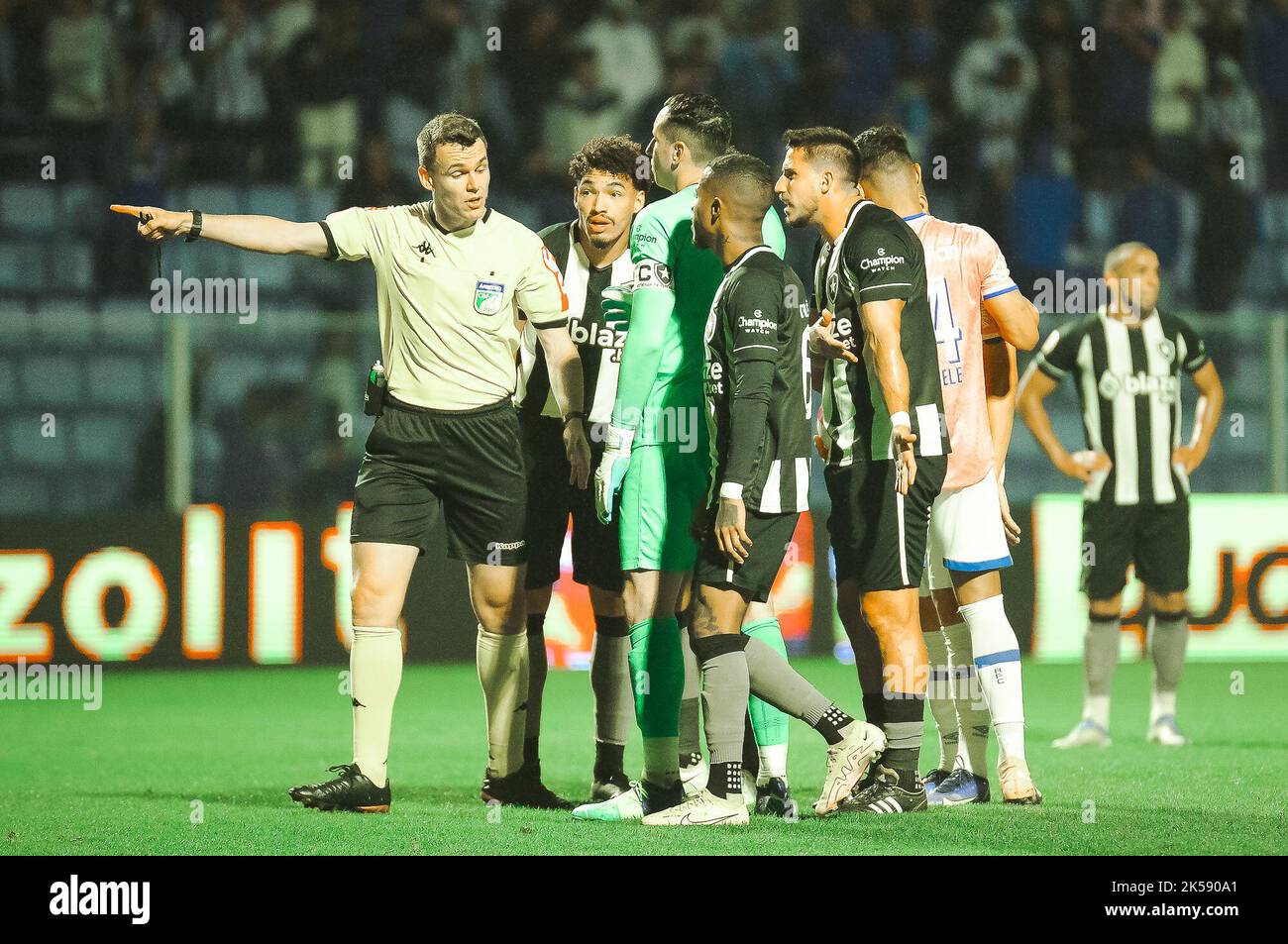 Florianopolis, Brazil. 06th Oct, 2022. SC - Florianopolis - 10/06/2022 - BRAZILIAN 2022 - AVAI X BOTAFOGO - Referee Paulo Cesar during a match between Avai and Botafogo at the Ressacada stadium for the Brazilian championship A 2022. Photo: R.Pierre/AGIF/Sipa USA Credit: Sipa USA/Alamy Live News Stock Photo