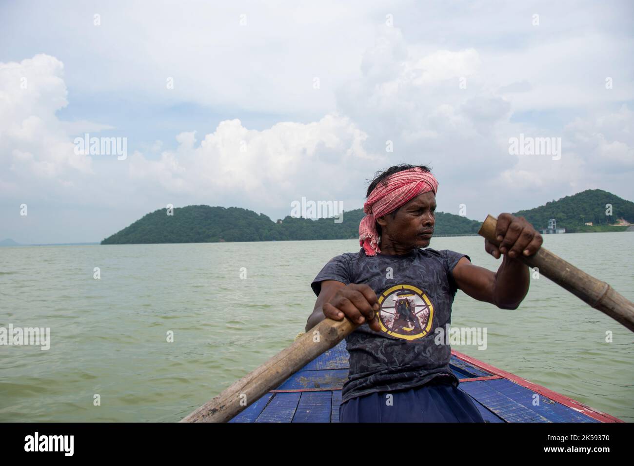 Fisherman paddle boat hi-res stock photography and images - Alamy