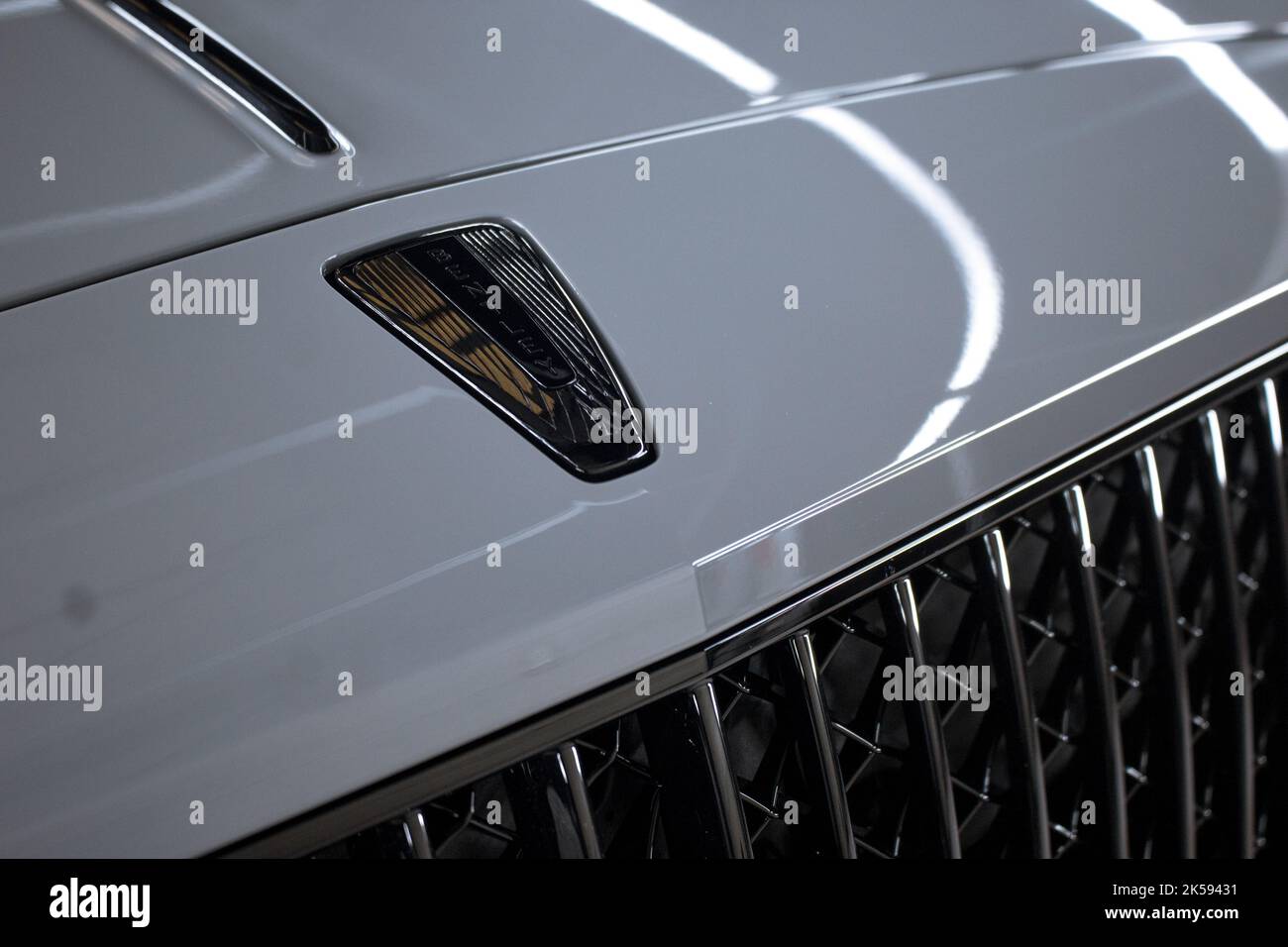 The Bentley Gloss Black Bonnet Badge On The Front Of A 2022 Bentley Flying Spur Black Badge With Black Bonnet Grilles Stock Photo