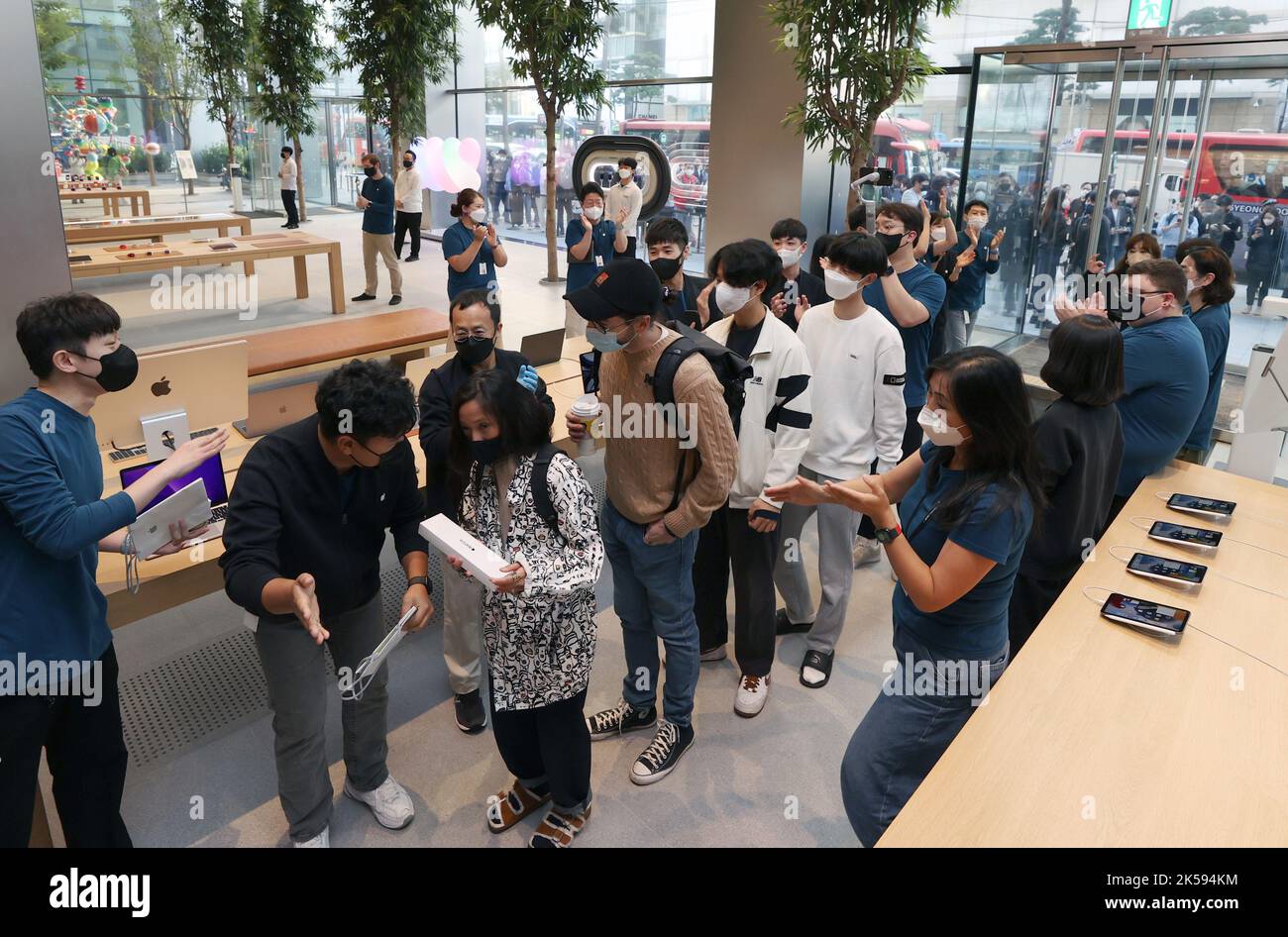 07th Oct, 2022. IPhone 14 released in S. Korea Customers enter an Apple store in downtown Seoul