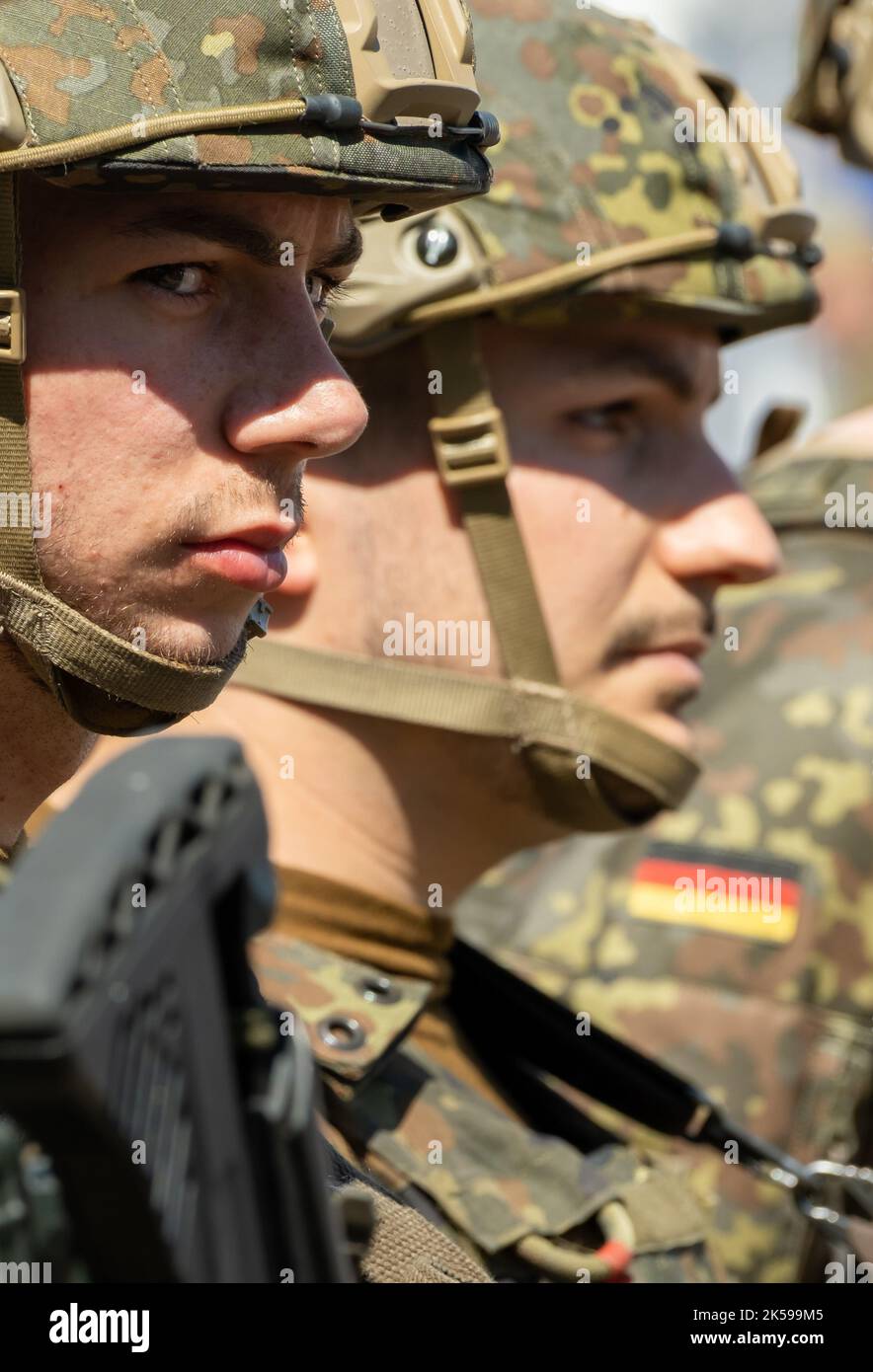 German army bundeswehr soldiers stand hi-res stock photography and ...