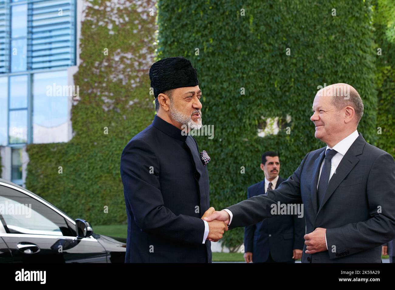 14.07.2022, Germany, Berlin, Berlin - Chancellor Olaf Scholz welcomes the Sultan of Oman, Haitham bin Tarik, in the courtyard of the Chancellery durin Stock Photo