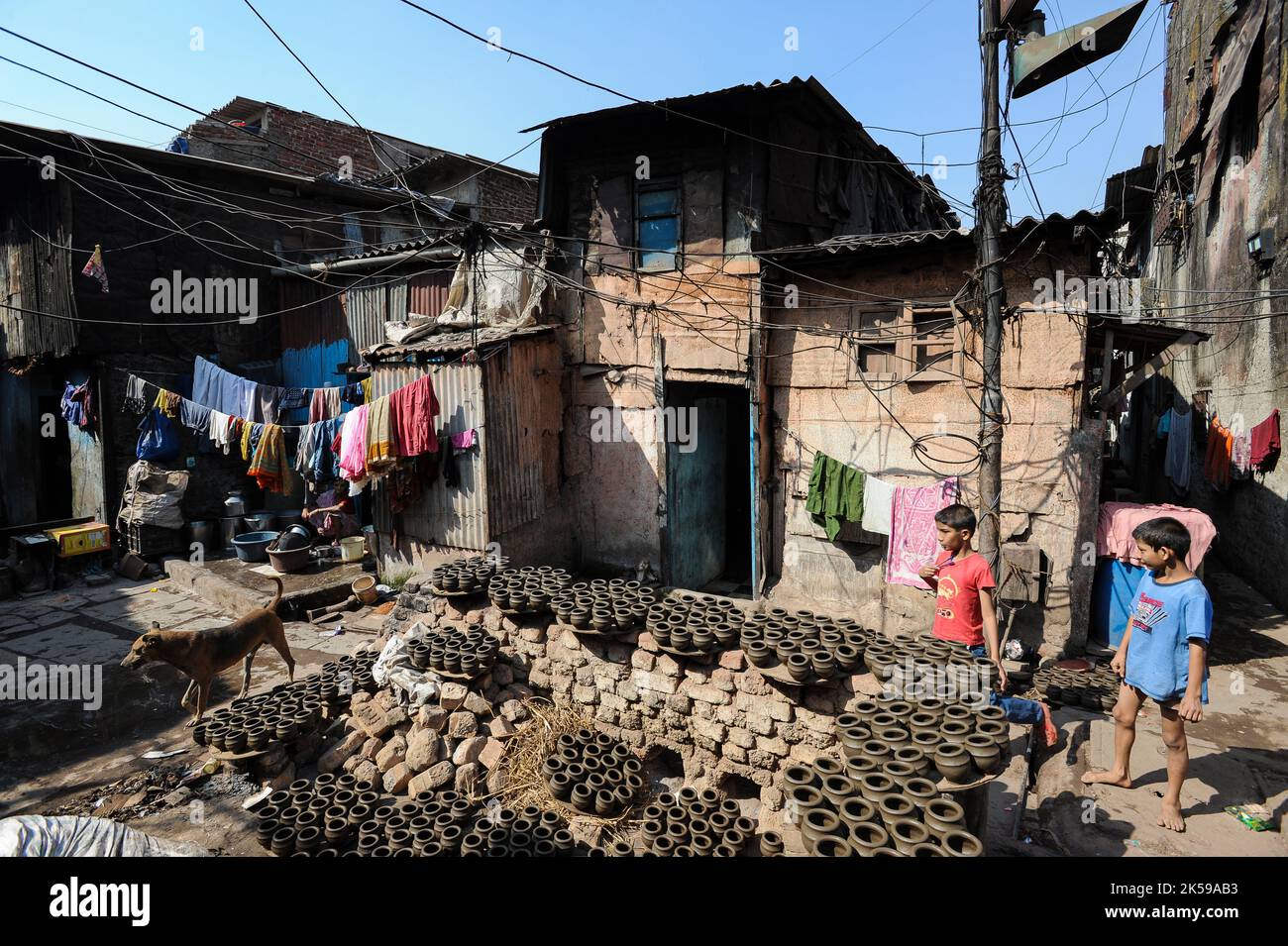 09.12.2011, India, Maharashtra, Mumbai Clay pottery dries in the sun