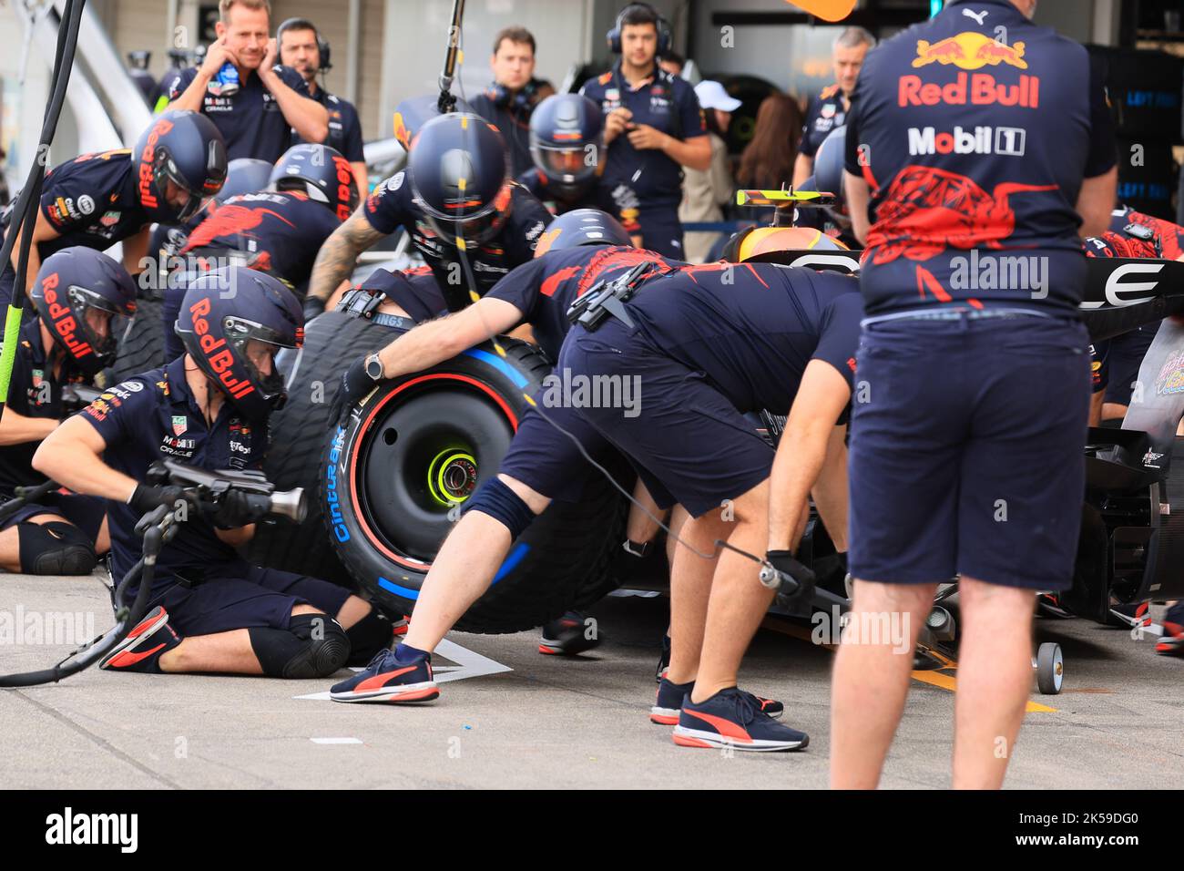 Red Bull F1 Team Mechanics Hi Res Stock Photography And Images Alamy