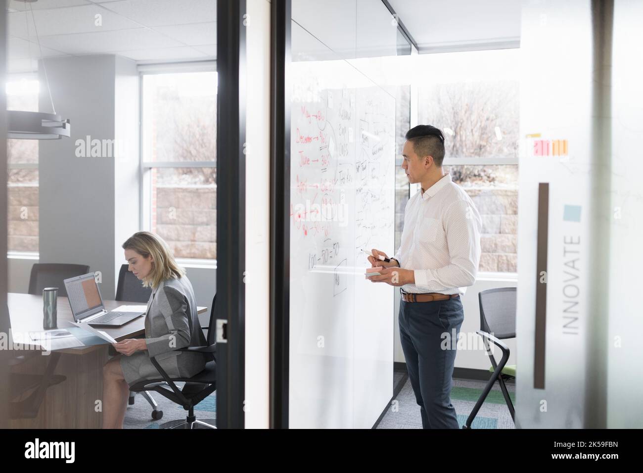 Office meeting room hi-res stock photography and images - Alamy